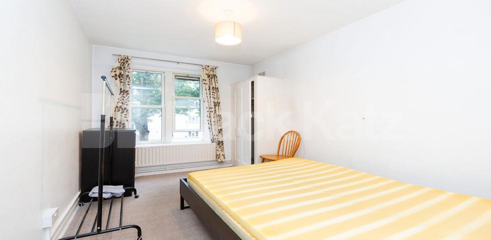 3 good size double bedrooms plus a spacious lounge in hackney Amhurst Road, Hackney